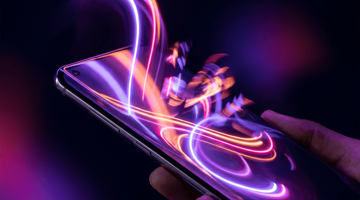 Smartphone exibindo tipografia dinâmica em neon rosa e laranja saindo da tela